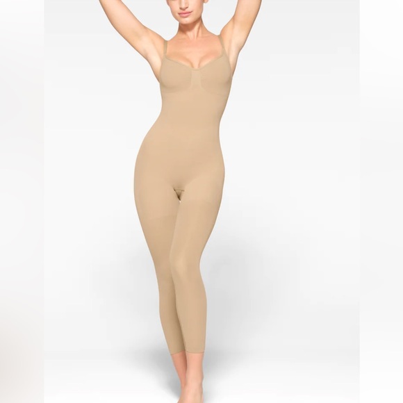 ✨SKIMS SHAPEWEAR SEAMLESS SCULPT CATSUIT BODYSUIT IN CLAY XS - Picture 1 of 6